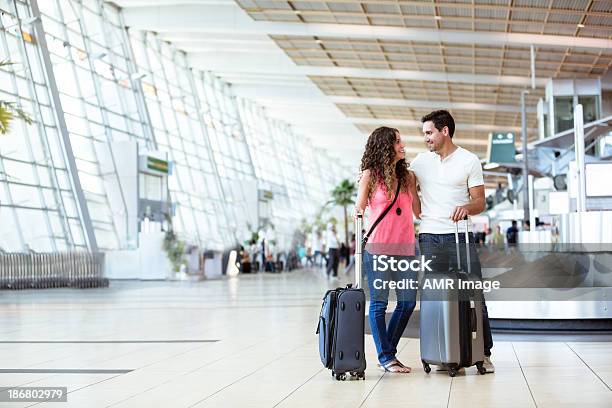 Flughafen Stockfoto und mehr Bilder von Flughafen - Flughafen, Paar - Partnerschaft, Flugzeug