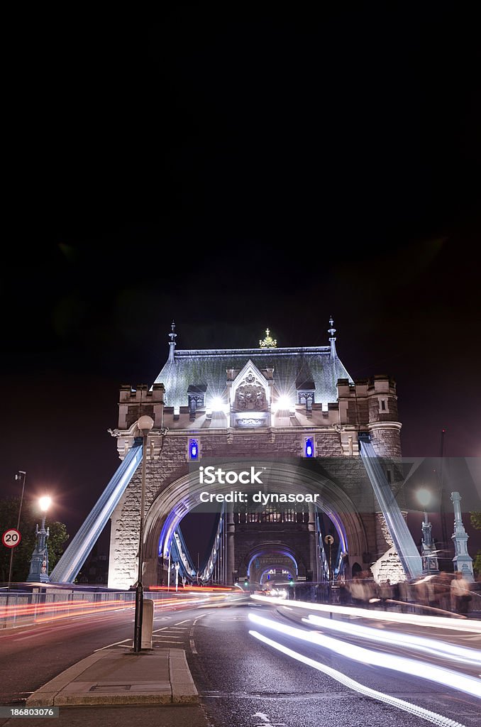 Traffico di Londra, Tower Bridge di notte - Foto stock royalty-free di Ambientazione esterna
