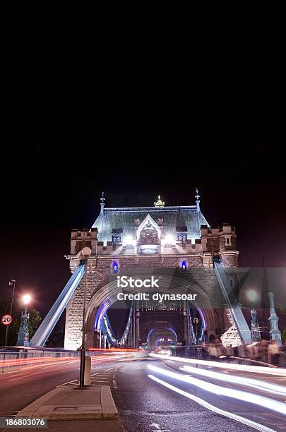 Traffico Di Londra Tower Bridge Di Notte - Fotografie stock e altre immagini di Ambientazione esterna - Ambientazione esterna, Architettura, Arco - Architettura