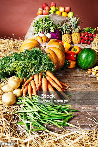 Cornucópia De Produtos Hortícolas Frescos Cair Na Madeira Resistiu - Fotografias de stock e mais imagens de Abóbora-Menina - Cucúrbita