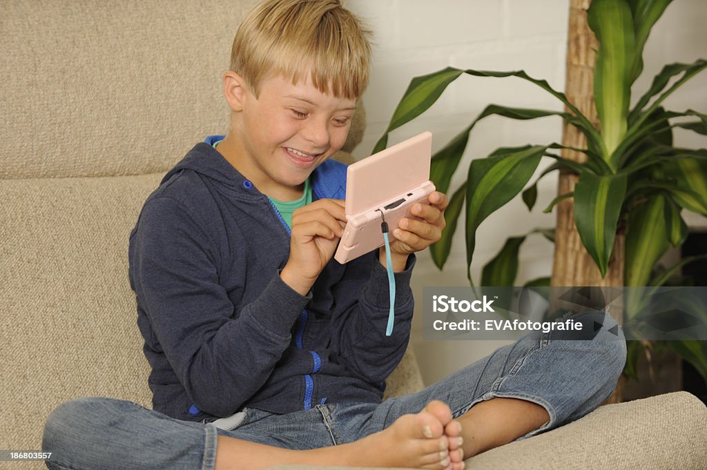 Rapaz está a tocar na mini jogo de computador - Royalty-free Capacidades diferentes Foto de stock