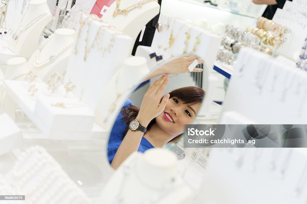 Happy Shopper asiatique - Photo de 20-24 ans libre de droits