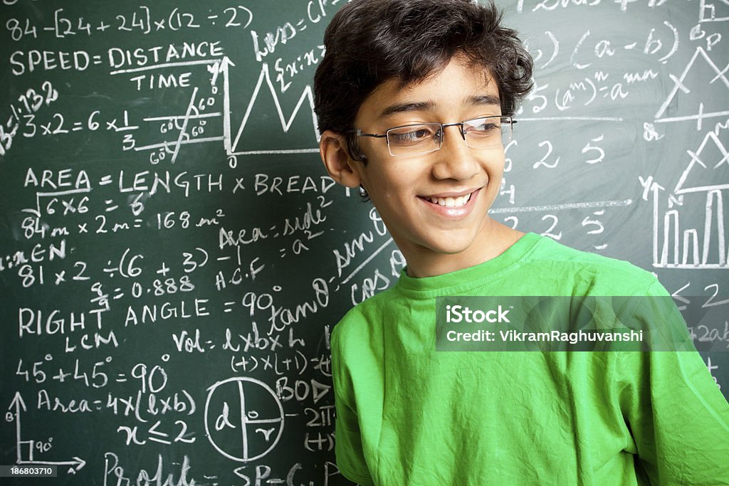 Freudig indische Teenager junge Studentin mit Mathematik Probleme - Lizenzfrei Mathematik Stock-Foto