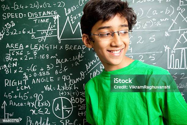 Freudig Indische Teenager Junge Studentin Mit Mathematik Probleme Stockfoto und mehr Bilder von Mathematik