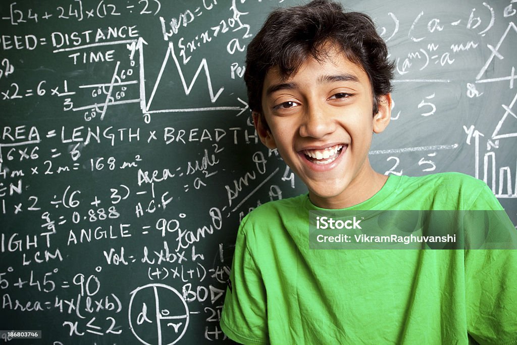 Веселый Индийский Подросток мальчик Студент с математика проблем - Стоковые фото 12-13 лет роялти-фри
