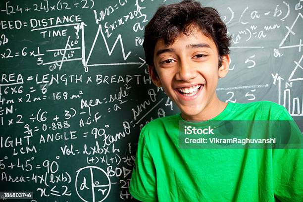 Веселый Индийский Подросток Мальчик Студент С Математика Проблем — стоковые фотографии и другие картинки 12-13 лет