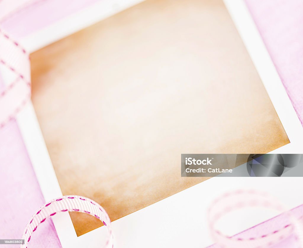 Marco de fotos en blanco con cinta rosa - Foto de stock de Anticuado libre de derechos