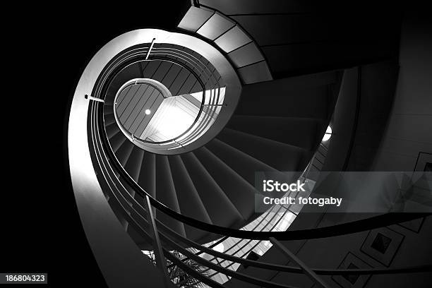 Photo libre de droit de Escalier En Colimaçon banque d'images et plus d'images libres de droit de Escalier en colimaçon - Escalier en colimaçon, Image en noir et blanc, Abstrait