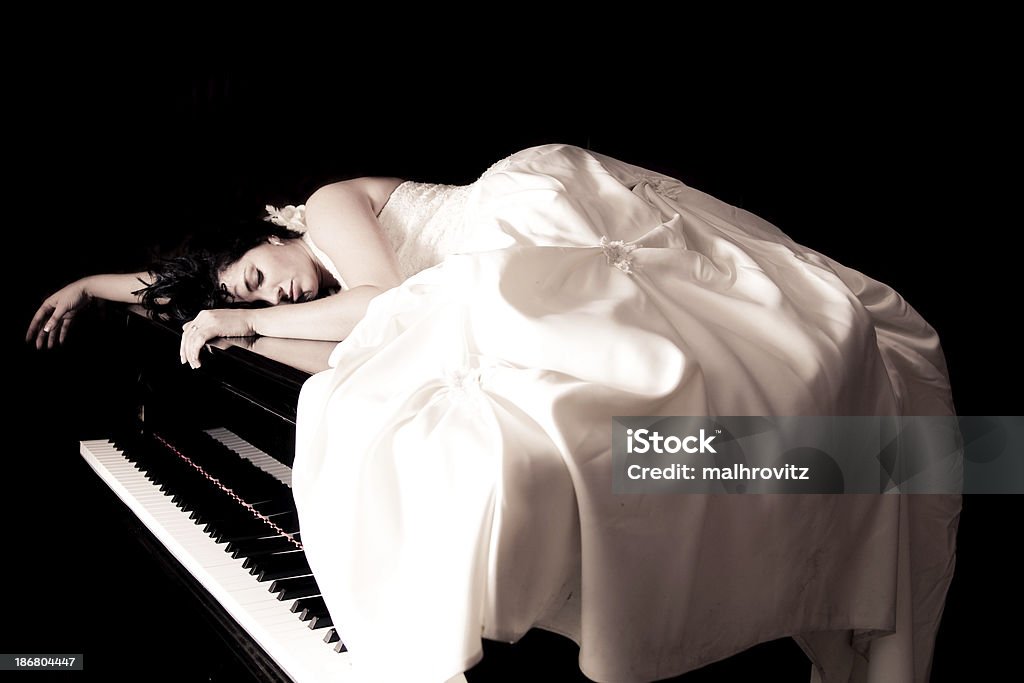 a noiva dormir em um piano - Foto de stock de Piano royalty-free