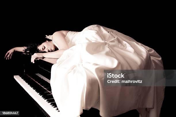 Foto de A Noiva Dormir Em Um Piano e mais fotos de stock de Piano - Piano, Dormindo, Deitar