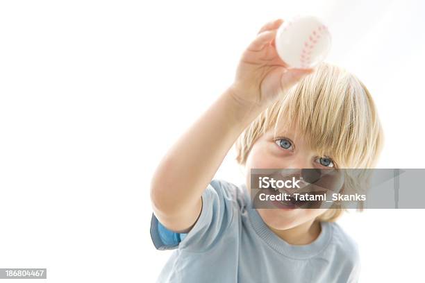 Junge Mit Ball Stockfoto und mehr Bilder von Baseball-Spielball - Baseball-Spielball, Vorschulkind, Aufregung