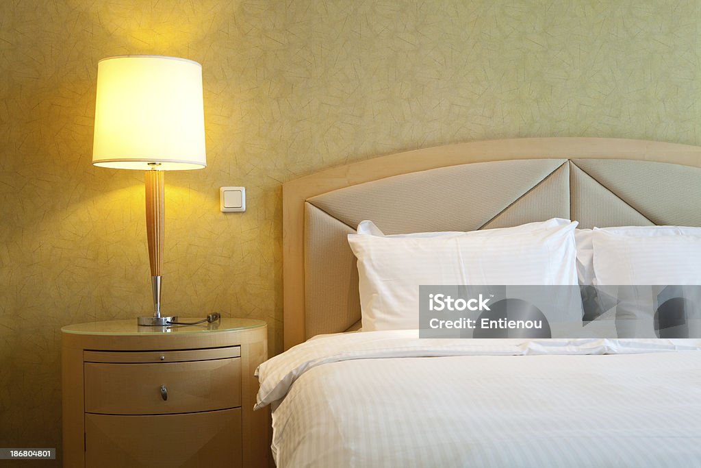Confortável quarto de Hotel - Foto de stock de Branco royalty-free