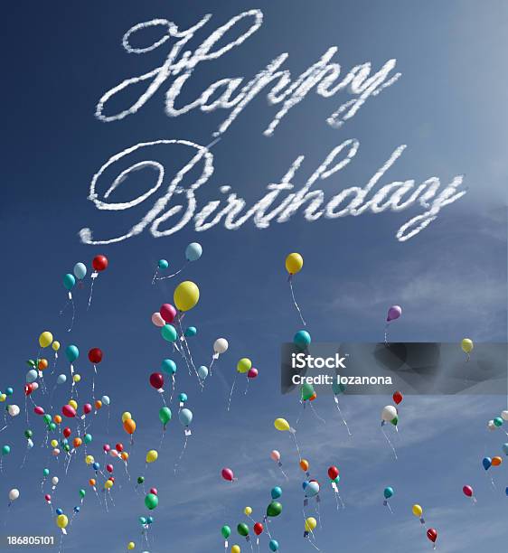 Счастливый День Рождения С Разноцветных Тепловых Аэростатов Монгольфье — стоковые фотографии и другие картинки День рождения