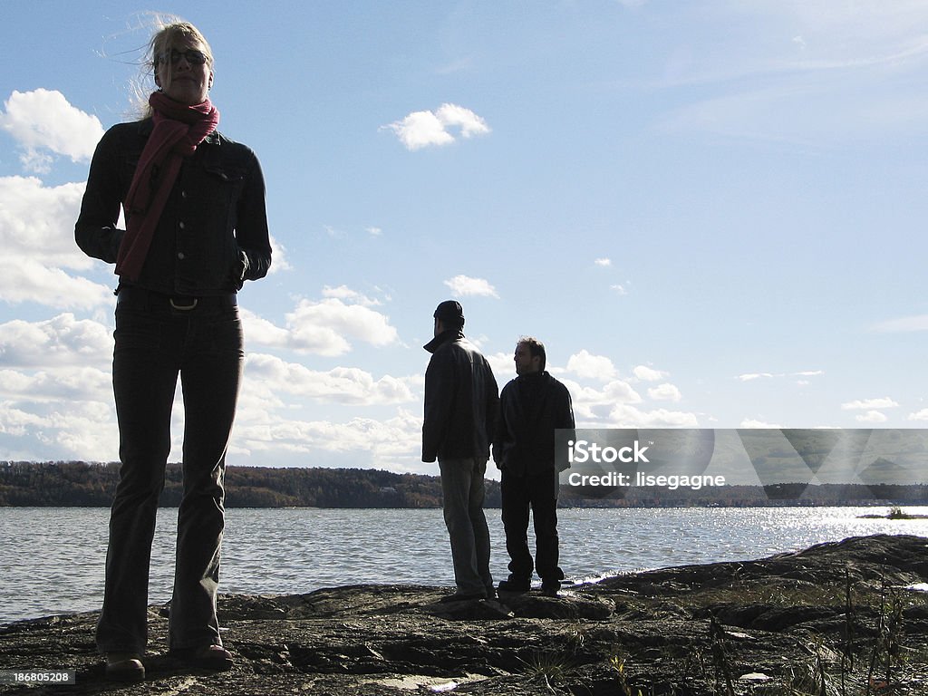 Drei Personen stehen an der Bucht - Lizenzfrei Blau Stock-Foto