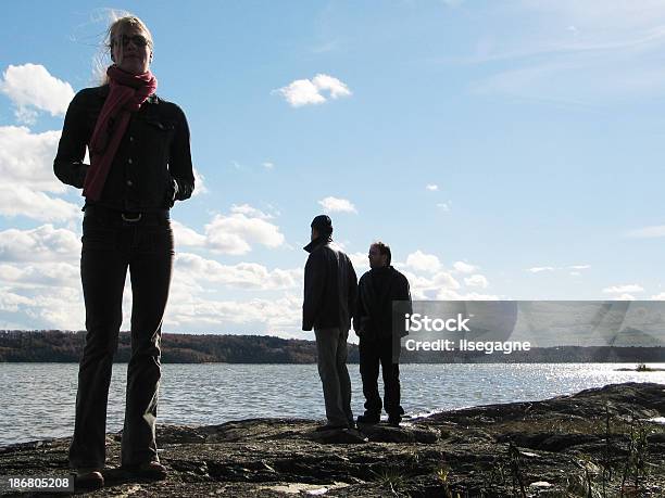 Drei Personen Stehen An Der Bucht Stockfoto und mehr Bilder von Blau - Blau, Drei Personen, Entspannung