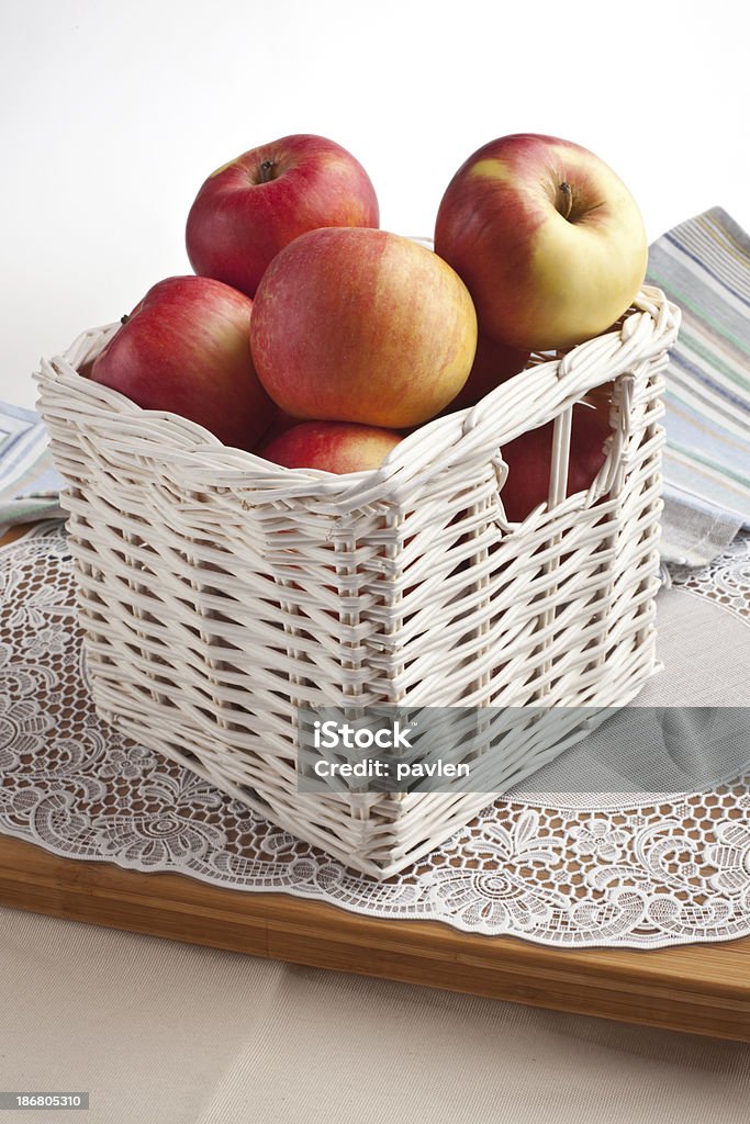 Красные яблоки в корзину - Стоковые фото Ажурная салфетка роялти-фри