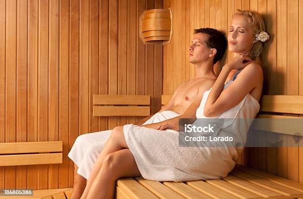 Relaks W Saunie Para - zdjęcia stockowe i więcej obrazów Ciało ludzkie - Ciało ludzkie, Dobre samopoczucie, Dorosły