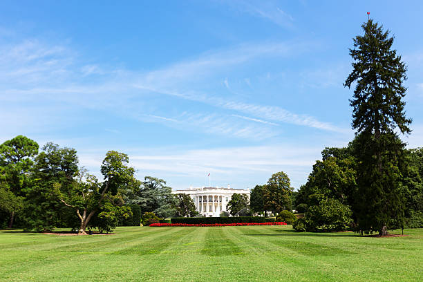 gran angular de la casa blanca - washington dc day white house american flag fotografías e imágenes de stock
