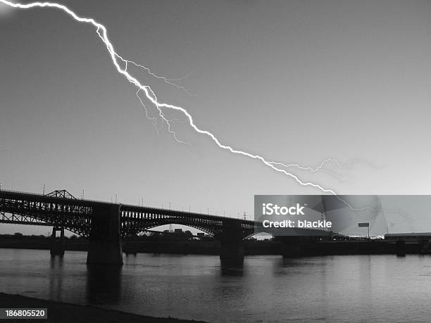 Bridge Aufhellende In The Sky Stockfoto und mehr Bilder von Brücke - Brücke, Elektrizität, Fettgebraten