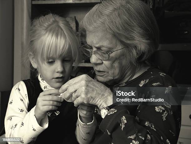 Pokoleń W Rozkroku - zdjęcia stockowe i więcej obrazów 70-79 lat - 70-79 lat, Babka - Dziadek i babcia, Czytać