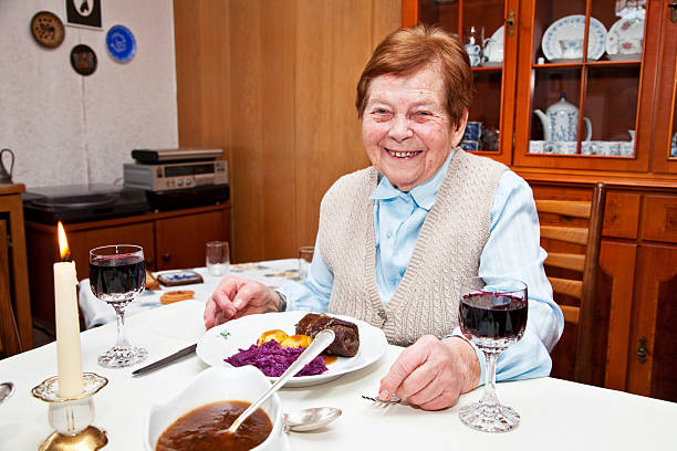 senior-woman-having-lunch.jpg?s=612x612&w=0&k=20&c=Fg13z97vavjPFIC07nQa0kFoXCWOE5kxbtDhrtwjFY8=