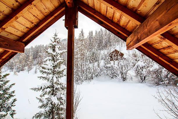 vista dalla finestra in stile chalet di montagna - hut winter snow mountain foto e immagini stock