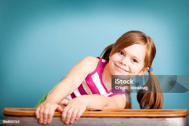 Menina Feliz Jovem Estudante Na Escola Secretária - Fotografias de stock e mais imagens de Cachos - Cachos, Raparigas, 4-5 Anos