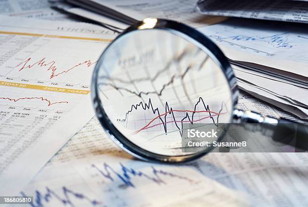 Lupa Sobre El Mercado Financiero Información Foto de stock y más banco de imágenes de Finanzas - Finanzas, Riesgo, Lupa - Instrumento óptico
