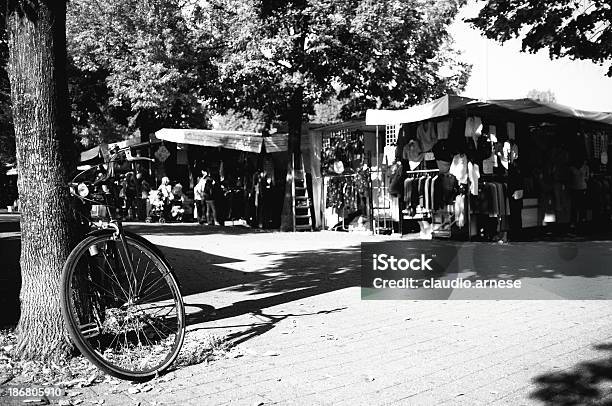 Strada Mercato Bianco E Nero - Fotografie stock e altre immagini di Ambientazione esterna - Ambientazione esterna, Bianco e nero, Bicicletta