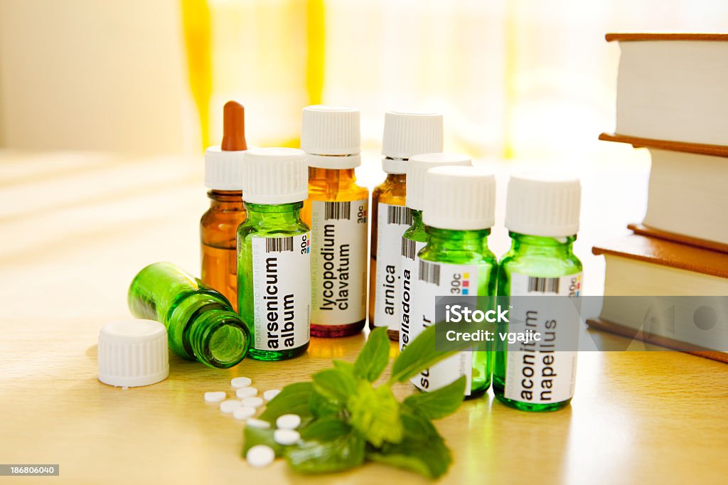 Homeopatía: Medicamentos y libros - Foto de stock de Homeopatía libre de derechos