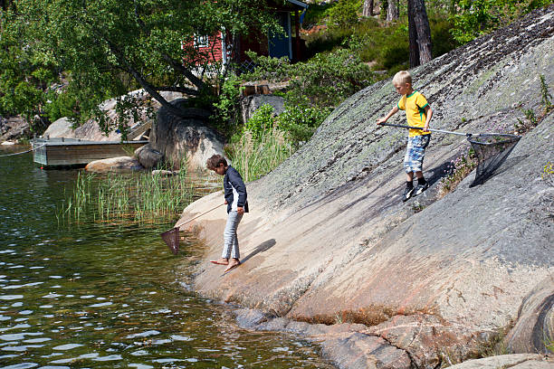 tvo młodzi chłopcy z torba net. - sweden fishing child little boys zdjęcia i obrazy z banku zdjęć