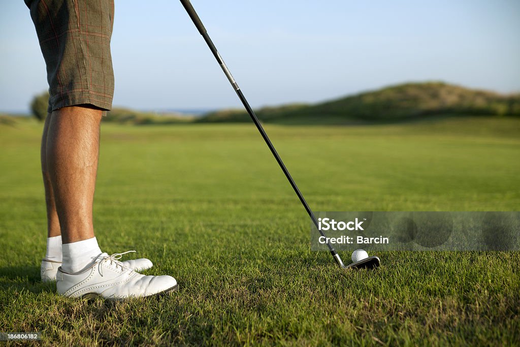 Giocatore di Golf putting - Foto stock royalty-free di Abbigliamento sportivo