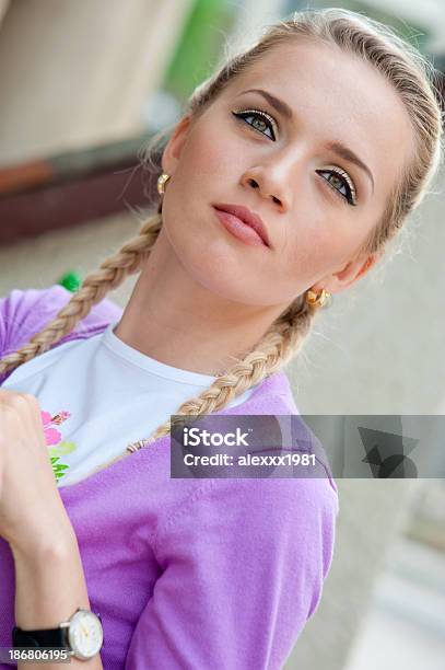 Joven Hermosa Mujer Posando Y Mirando A La Distancia Al Aire Libre Foto de stock y más banco de imágenes de Contemplación