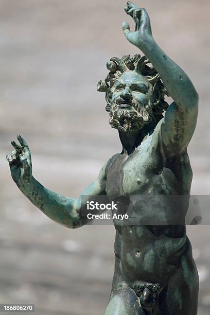 Satiro Statua Di Bronzo A Pompei Italia - Fotografie stock e altre immagini di Pompei - Pompei, Italia, Statua