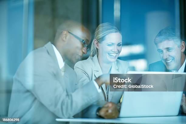 Geschäftsleute Die Auf Laptop Im Büro Stockfoto und mehr Bilder von Afrikanischer Abstammung - Afrikanischer Abstammung, Arbeitskollege, Büro