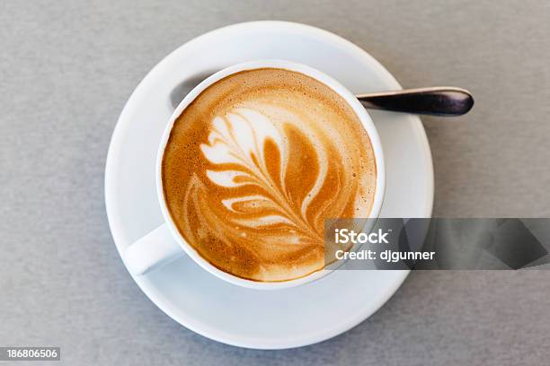 Płaskie Biała Kawy - zdjęcia stockowe i więcej obrazów Ujęcie z góry - Ujęcie z góry, Cappuccino, Filiżanka do kawy