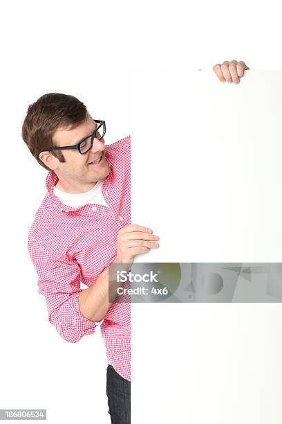 Hombre Mirando Cartel Foto de stock y más banco de imágenes de 20 a 29 años - 20 a 29 años, Adulto, Adulto joven