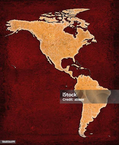 Arrugginito Nord E Sud America Su Sfondo Rosso Grunge - Fotografie stock e altre immagini di America Latina
