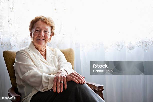 여자 노인 의자에 집에서요 암체어에 대한 스톡 사진 및 기타 이미지 - 암체어, 노인, 여자 노인