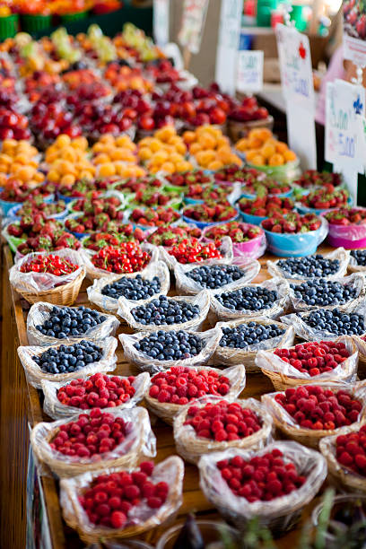 新鮮なフルーツで、モントリオールのファーマーズマーケット（ケベック州、カナダ） - farmers market montreal canada market ストックフォトと画像