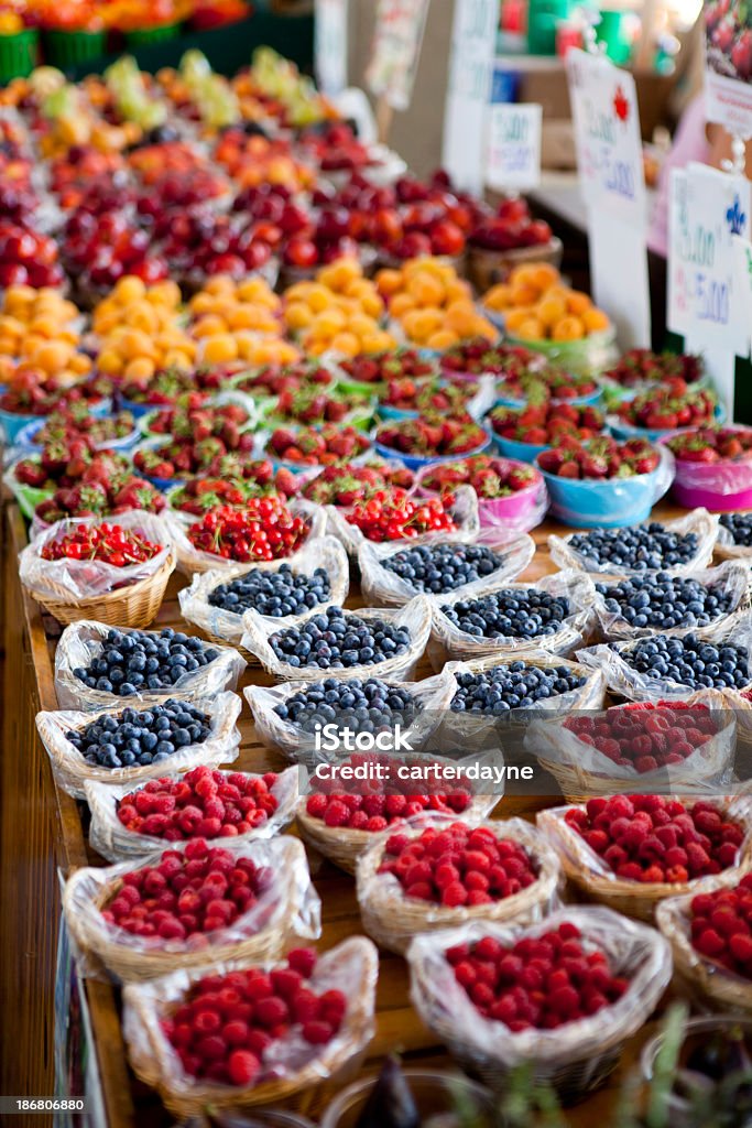 Świeże owoce na rynku rolników, Montreal, Quebec, Kanada - Zbiór zdjęć royalty-free (Brzoskwinia - Owoc)