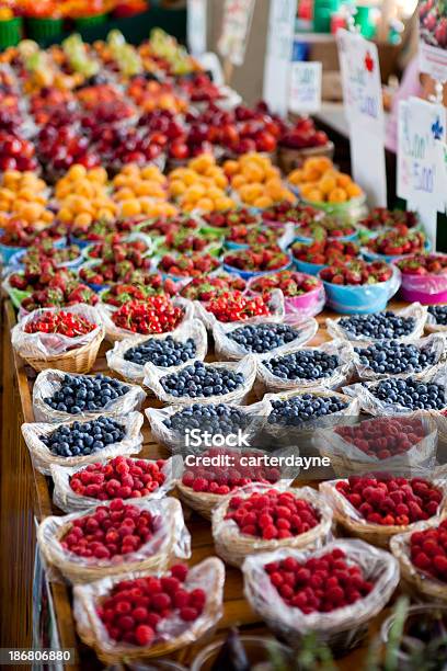 Świeże Owoce Na Rynku Rolników Montreal Quebec Kanada - zdjęcia stockowe i więcej obrazów Brzoskwinia - Owoc