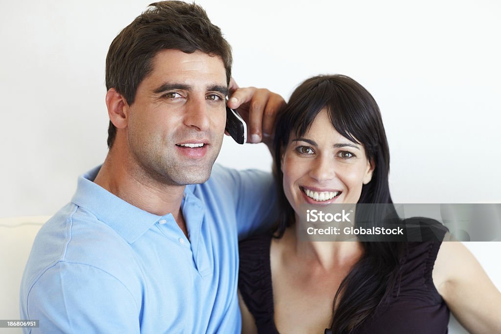 Sesión de pareja con Hombre hablando on cellphone - Foto de stock de Adulto libre de derechos