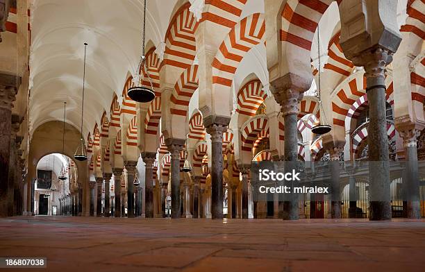 Colonnato Della Cattedrale La Mezquita Moschea Di Córdoba - Fotografie stock e altre immagini di Andalusia