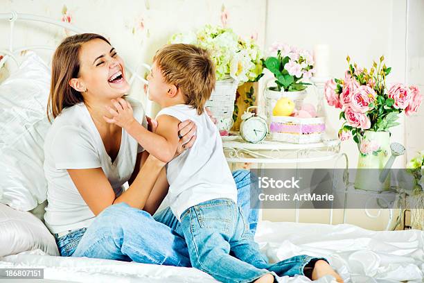 Divertirse En Casa Foto de stock y más banco de imágenes de 2-3 años - 2-3 años, 20 a 29 años, Acogedor