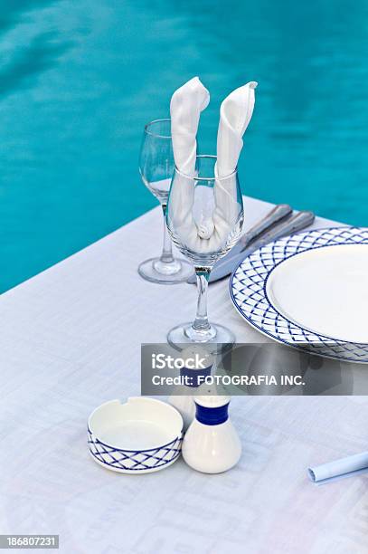 Cena Junto A La Piscina Foto de stock y más banco de imágenes de Acontecimiento - Acontecimiento, Agua, Aire libre