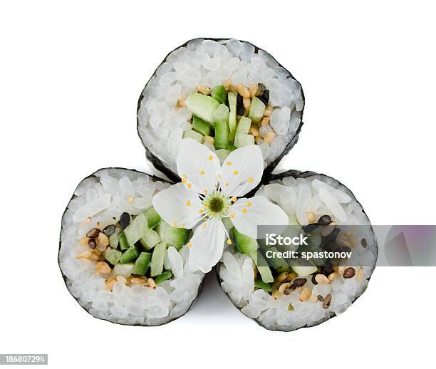 Tradicional De Sushi Japonés Aislado En Blanco Foto de stock y más banco de imágenes de Aguacate - Aguacate, Alimento, Arroz - Comida básica