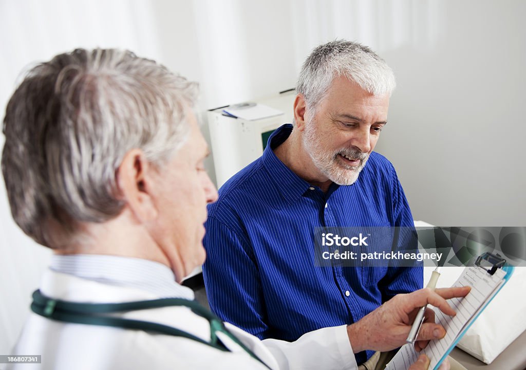 Médico falando com o paciente - Royalty-free 50 Anos Foto de stock