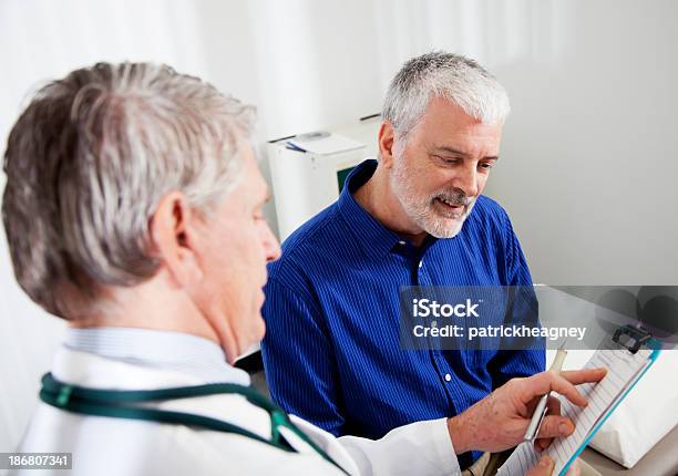 Médico Falando Com O Paciente - Fotografias de stock e mais imagens de 50 Anos - 50 Anos, 60-69 Anos, Adulto