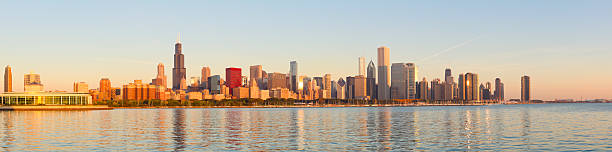 panoramablick auf die skyline von chicago bei sonnenaufgang - chicago illinois lake hancock building stock-fotos und bilder